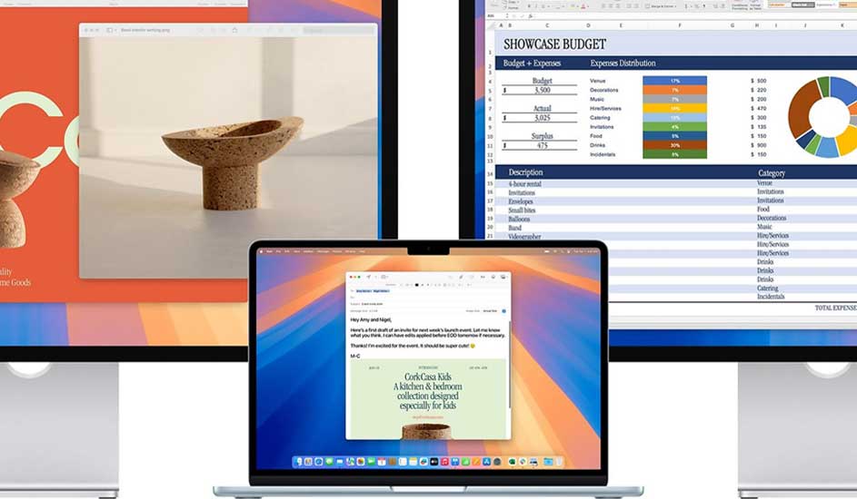 Op de afbeelding zie je een Apple MacBook tussen twee grote Apple Studio Displays, waarop een presentatie en een budgetspreadsheet staan.