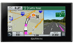 Een zwart Garmin GPS-apparaat toont een kaart met een pijl en een weergave van een weg met een groen bord.