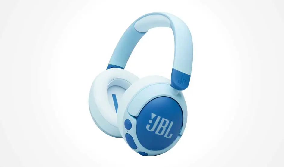 Een lichtblauwe JBL-koptelefoon zweeft tegen een witte achtergrond; zachte oorkussens, blauwe details en knoppen zijn zichtbaar.