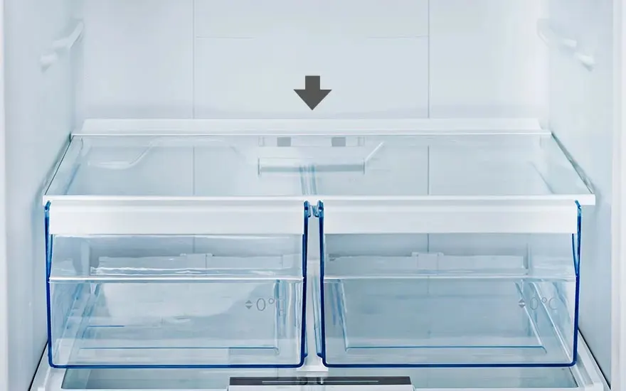 Foto van een volledig lege, schone koelkastlade met transparante bakken. Alles ziet er onlangs gereinigd en fris uit.