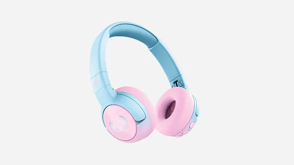 Op een witte achtergrond staan een blauwe hoofdtelefoon met roze oorkussens.