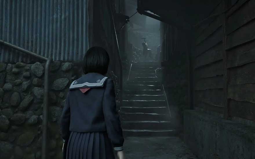 Een schoolmeisje in uniform betreedt een enge steeg met een mysterieuze figuur bovenaan de trap.
