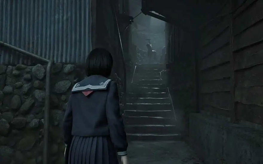 Een schoolmeisje in uniform betreedt een enge steeg met een mysterieuze figuur bovenaan de trap.