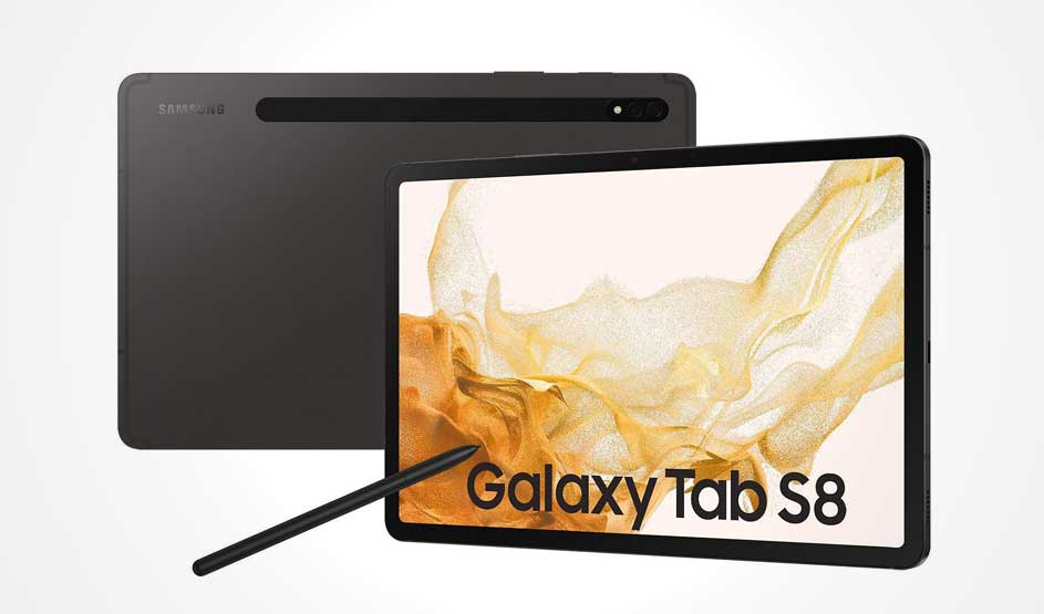Op de afbeelding zie je een Samsung Galaxy Tab S8 tablet met een stylus. De tablet is afgebeeld van voren en van achteren.
