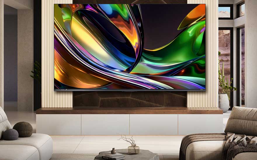 Een luxe woonkamer bevat een zeer grote televisie met glanzende abstracte kleuren als centraal decoratief element.