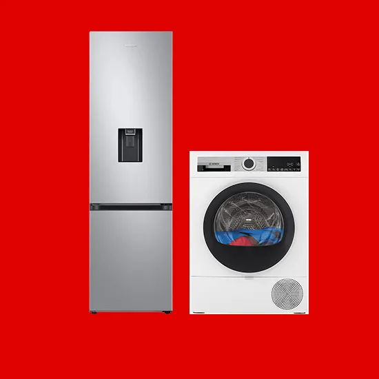 Een zilverkleurige koelkast met een waterdispenser en een witte wasdroger tegen een rode achtergrond.