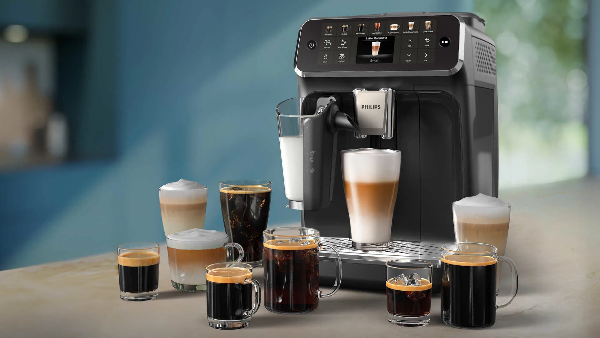Een Philips koffiemachine omringd door diverse bereidingen van koffie in glazen en mokken.