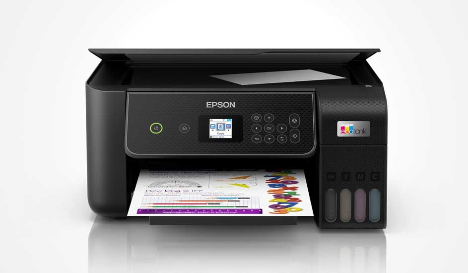 Een zwarte Epson EcoTank printer drukt een kleurenpagina af. Op de voorkant zijn navulbare inktreservoirs en een bedieningspaneel zichtbaar. Merknaam: Epson.