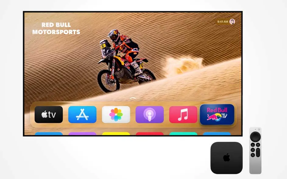 Op een tv-scherm zie je een motorcrosser die door woestijnduinen scheurt, met app-iconen onderaan en Apple TV met afstandsbediening.