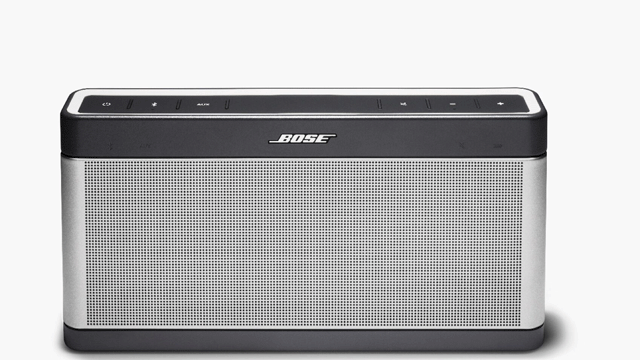 Een rechthoekige Bose SoundLink Bluetooth-speaker met zilveren rooster en zwarte boven- en onderkant tegen een witte achtergrond.