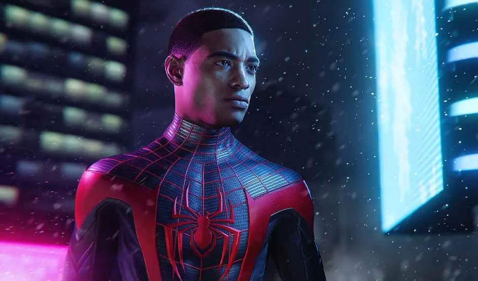 Personage in Spider-Man kostuum met rood-zwaar patroon en spinnenlogo tegen een donkere stedelijke achtergrond met neonlichten.