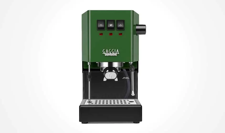 Een groene Gaggia-espressomachine met drie knoppen, stoompijpje en metalen lekrooster staat centraal op een witte achtergrond.