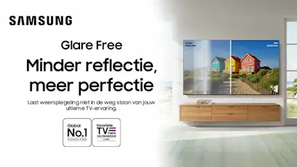Samsung TV-advertentie met de tekst "Minder reflectie, meer perfectie". Kleurrijke huizen op het scherm, houten tv-meubel.