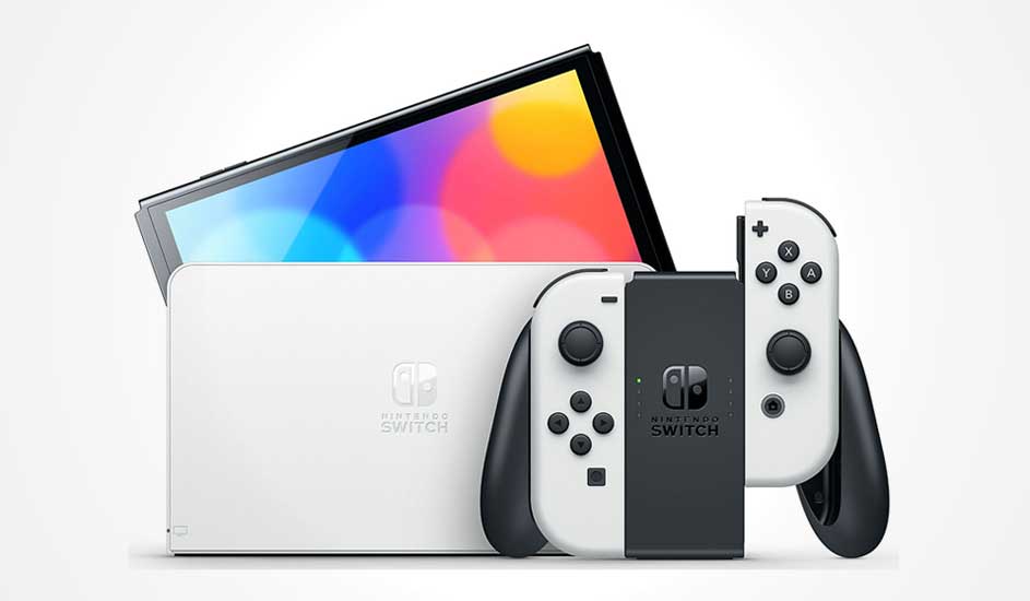 Een witte Nintendo Switch OLED met zwart-witte Joy-Con controllers staat voor het dockingstation, kleurrijk scherm zichtbaar.