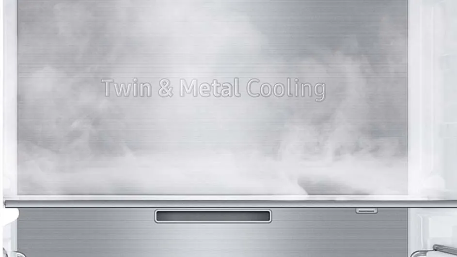 Interieur van een koelkast met de tekst "Twin & Metal Cooling" en een zilverkleurige lade.