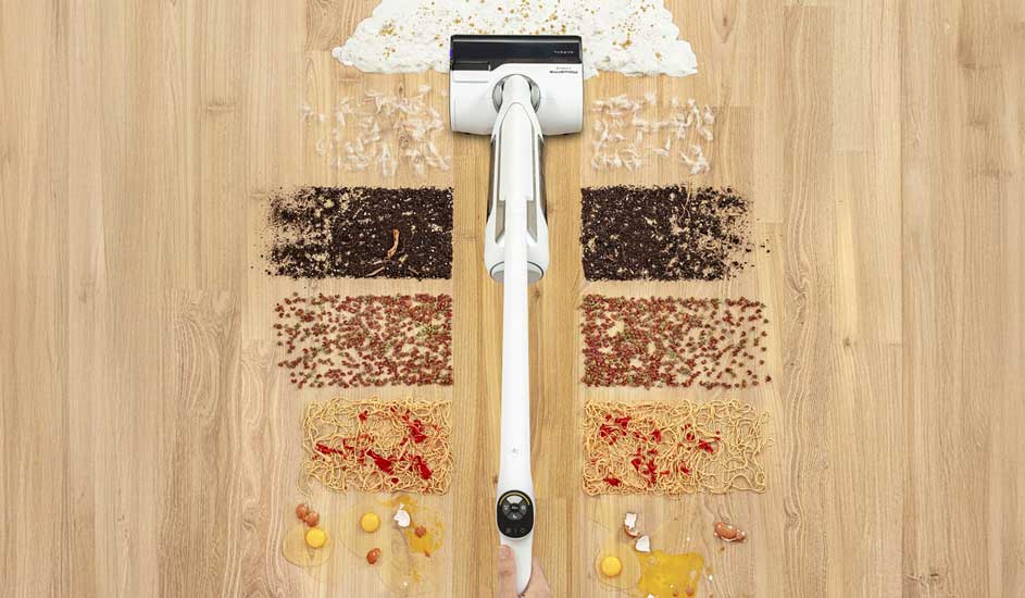 Een witte Samsung stofzuiger zuigt verschillende soorten vuil en etensresten op van een houten vloer in nette rijen. Merk: Samsung.