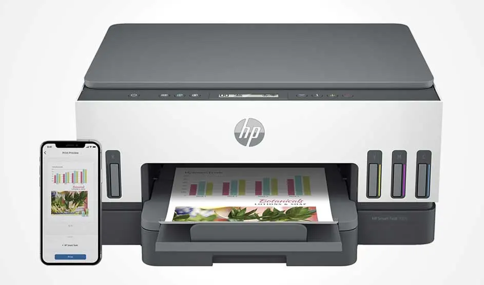 Een witte HP printer print een kleurenpagina; naast de printer toont een smartphone het printvoorbeeld in de HP Smart-app.