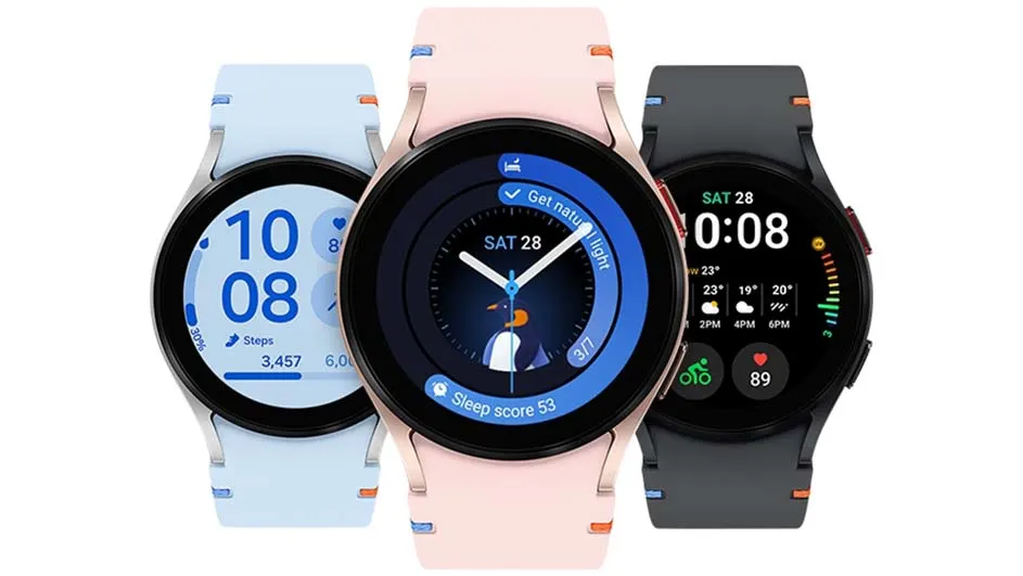 Drie smartwatches met verschillende wijzerplaten en bandjes in blauw, roze en grijs, met informatie over tijd, stappen en meldingen.