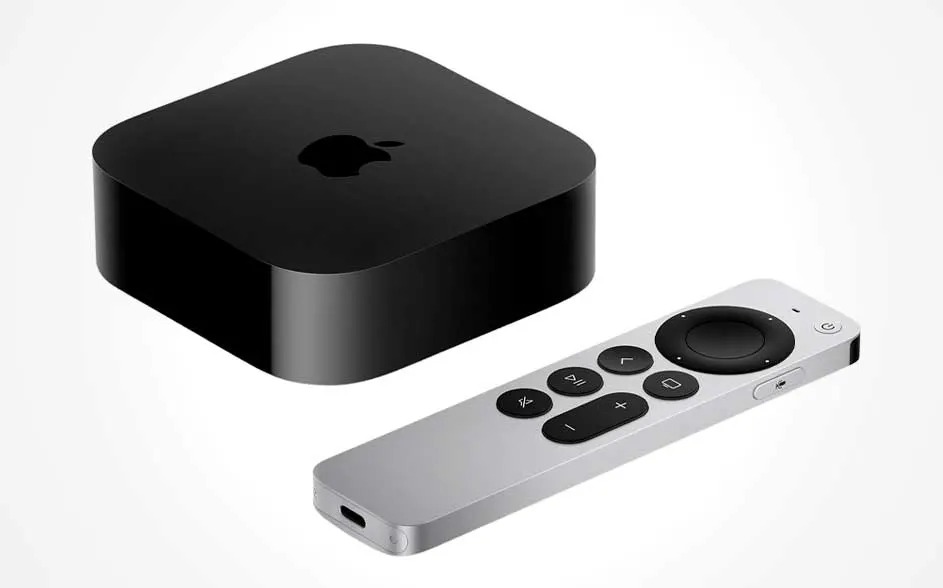 Een zwarte Apple TV-box met glanzend logo naast een slanke zilveren afstandsbediening met ronde touchring en knoppen, op wit.
