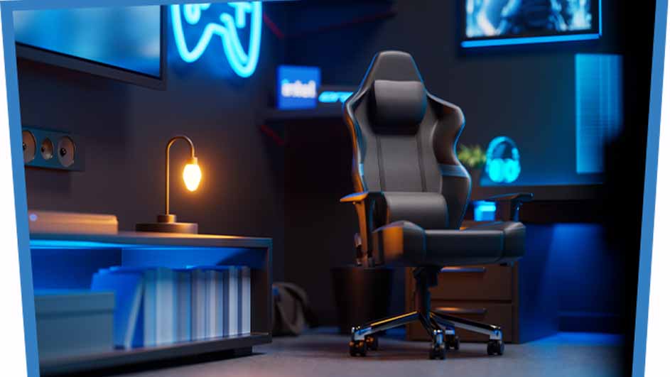 Een zwarte gamestoel staat in een kamer met blauwe neonverlichting, een bureau, boeken en een lamp.