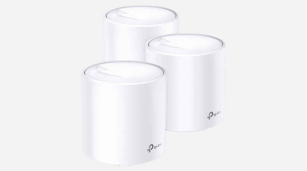 Drie witte, cilindervormige TP-Link apparaten staan op een witte achtergrond.