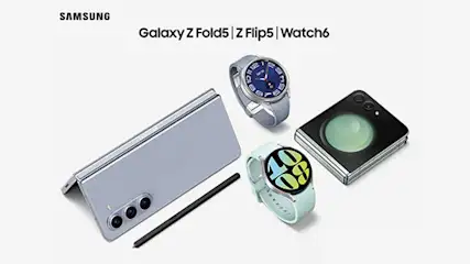 Grijze opvouwbare telefoon met pen, twee horloges en een vierkante telefoon op een witte achtergrond.