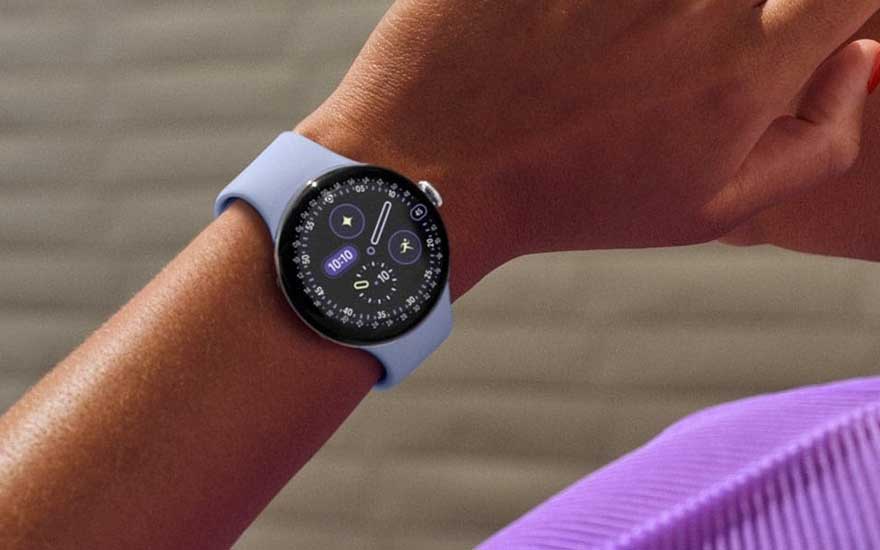 Een Google Pixel Watch 4 smartwatch met paarse band wordt gedragen om de pols, toont helder display met tijd en activiteiten.