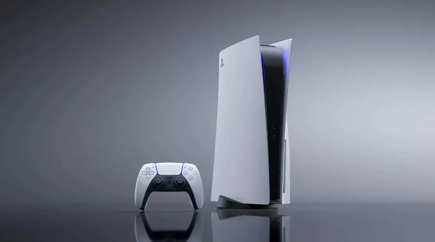 Witte PlayStation 5 console staat naast een witte DualSense-controller op een grijze, reflecterende ondergrond.