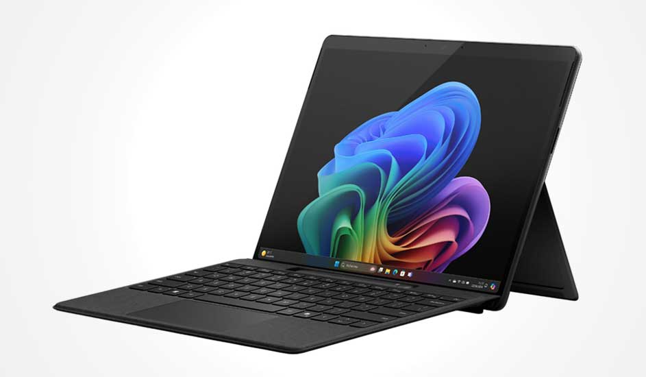 Dit is een zwarte 2-in-1 laptop met afneembaar toetsenbord en touchscreen, ideaal voor flexibel gebruik als tablet of laptop.