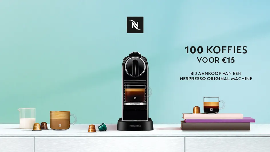 Een Nespresso machine staat centraal, omringd door kopjes, melkkan, en capsules op een witte tafel tegen een blauwe achtergrond.