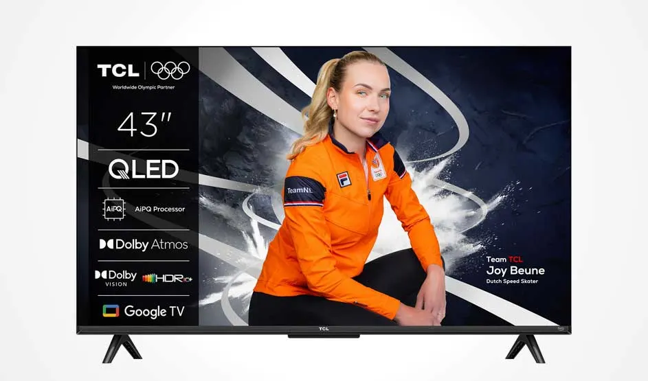Een 43-inch TCL-televisie toont een sportvrouw in oranje, met links productspecificaties en Google TV.