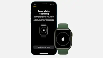 Een iPhone en Apple Watch synchroniseren. Het iPhone-scherm toont de tekst "Apple Watch synchroniseert".