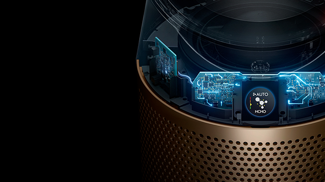 Detailopname van luchtreiniger met goudkleurige geperforeerde basis en zichtbare interne blauwe elektronica en display.