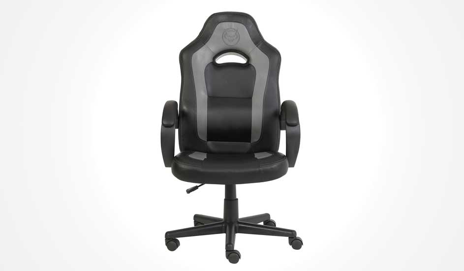 Zwarte gamingbureaustoel met grijze accenten, dikke zitting en vaste armleuningen, op vijf wielen, gefotografeerd recht van voren.