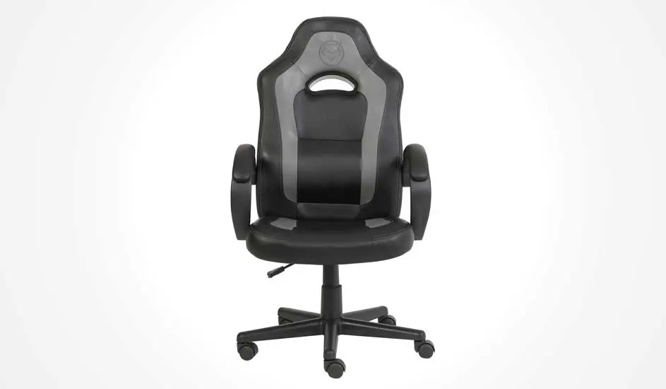 Zwarte gamingbureaustoel met grijze accenten, dikke zitting en vaste armleuningen, op vijf wielen, gefotografeerd recht van voren.