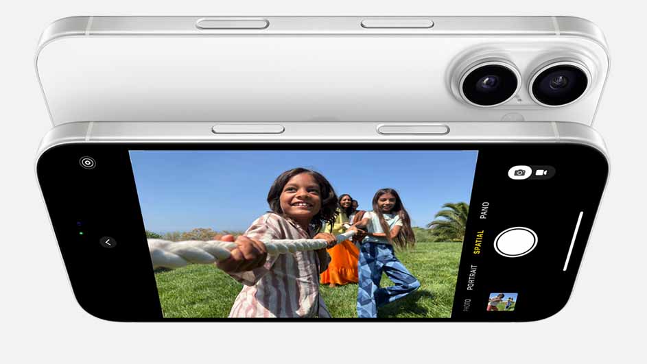 Twee witte telefoons, één met camera-interface die een meisje laat zien dat touwtrekt op een grasveld onder een blauwe lucht.