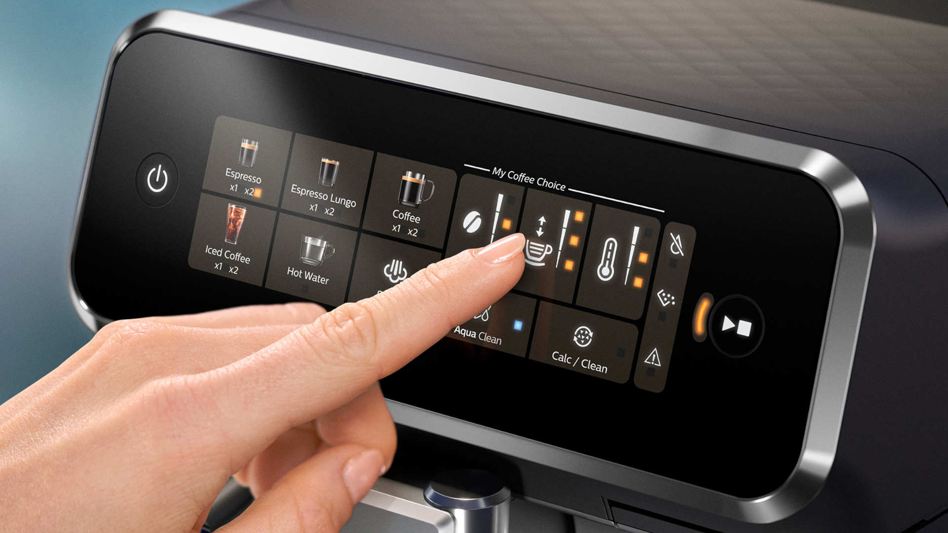 Een vinger tikt op het scherm van een koffiemachine om de instellingen aan te passen. Opties omvatten espresso, koffie en reinigingsfuncties.