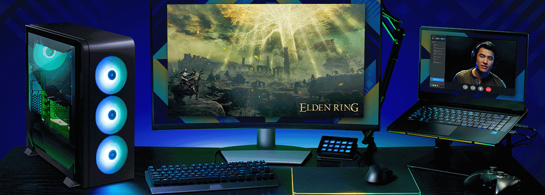Een bureau met een gaming pc, monitor met Elden Ring, laptop met videocall, toetsenbord, muis en controller.