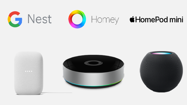 Drie slimme luidsprekers staan op een rij: een witte Google Nest, een Homey met zilveren rand, en een zwarte HomePod mini.