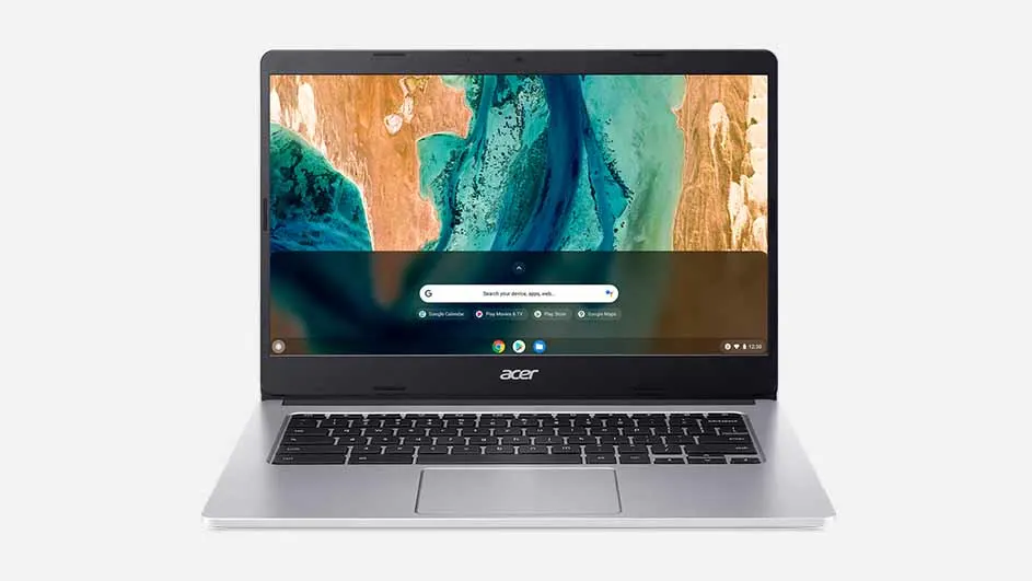 Een opengeklapte zilverkleurige Acer laptop staat op een witte achtergrond. Het scherm toont een zoekbalk en een abstracte achtergrond.