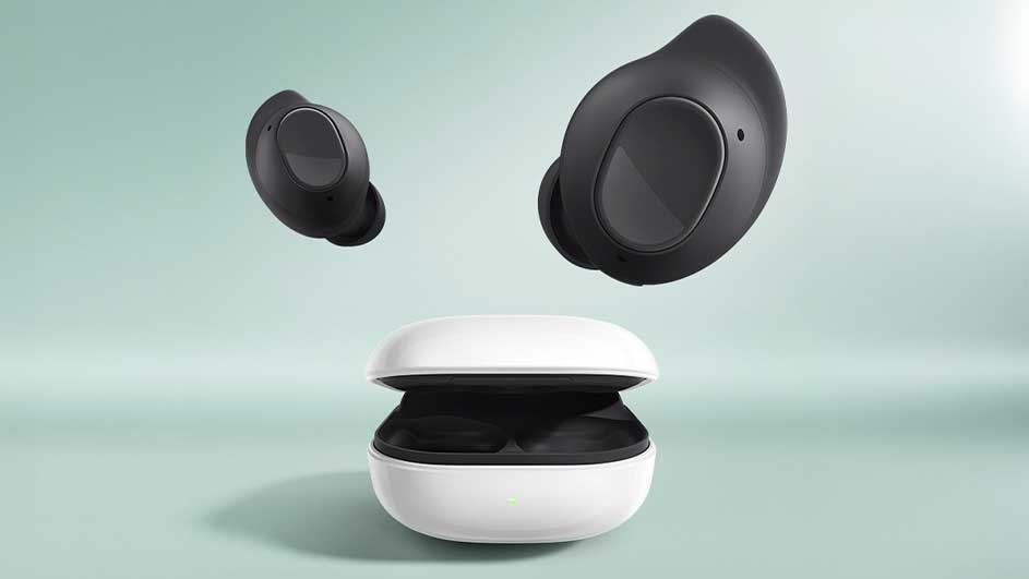 Twee zwarte draadloze oordopjes zweven boven een witte oplaadcase op een lichtgroene achtergrond.