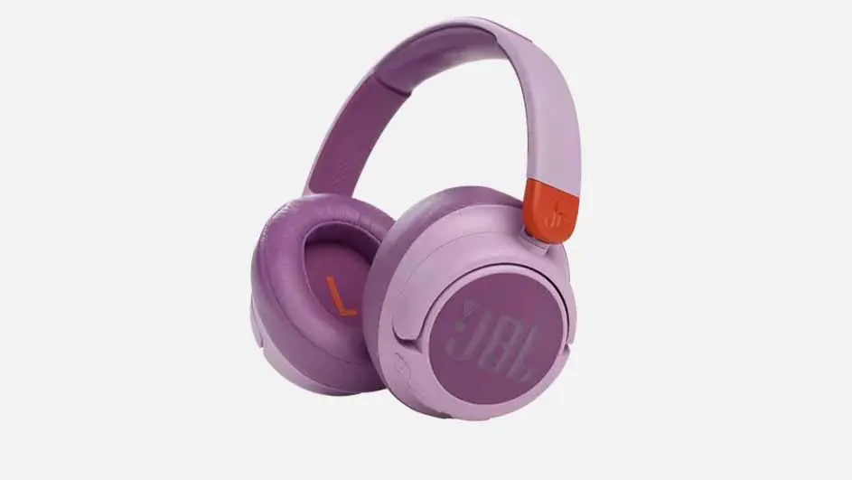 Paarse JBL-hoofdtelefoon met oranje accenten staat op een witte achtergrond.