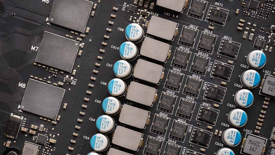 Elektronisch circuitbord met condensatoren, weerstanden en microchips. Zwarte achtergrond met zilveren en blauwe componenten.