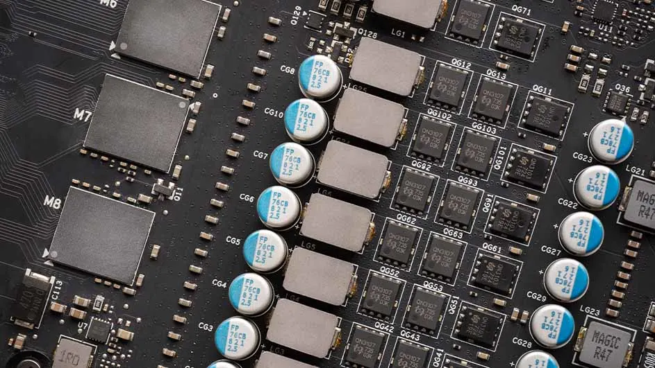Elektronisch circuitbord met condensatoren, weerstanden en microchips. Zwarte achtergrond met zilveren en blauwe componenten.
