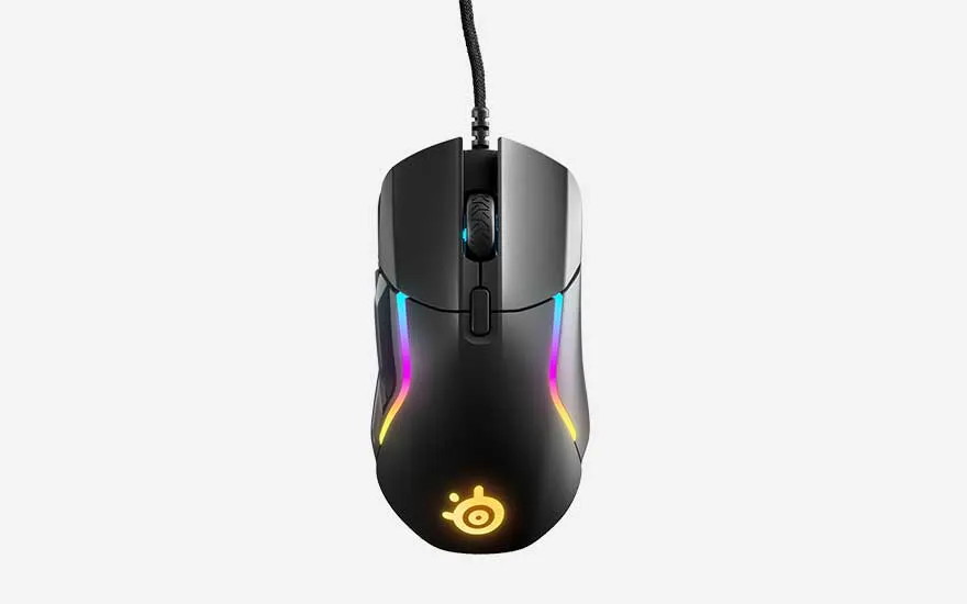 Zwarte SteelSeries gamingmuis met RGB strepen langs de randen en verlicht logo, verbonden met gevlochten kabel op een strakke witte achtergrond.