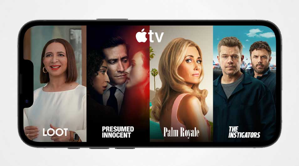 Op een smartphonebanner zie je Apple TV+ met vier series: portretten van acteurs, van glimlachend tot gespannen, met stad en strand erachter.