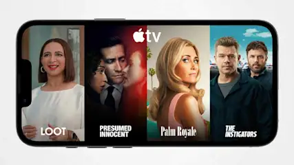 Op een smartphonebanner zie je Apple TV+ met vier series: portretten van acteurs, van glimlachend tot gespannen, met stad en strand erachter.