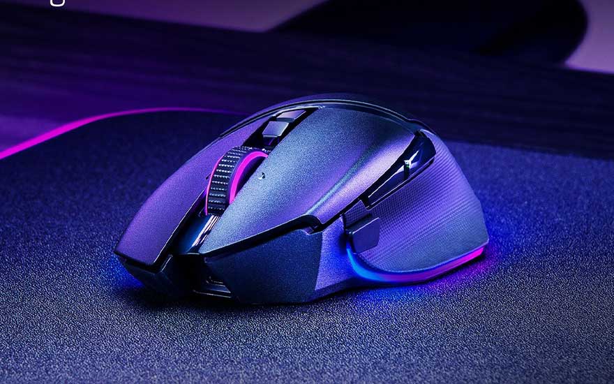 Draadloze gamingmuis met futuristisch ontwerp ligt op een muismat, belicht door paarse en blauwe RGB‑verlichting voor een dynamische sfeer.