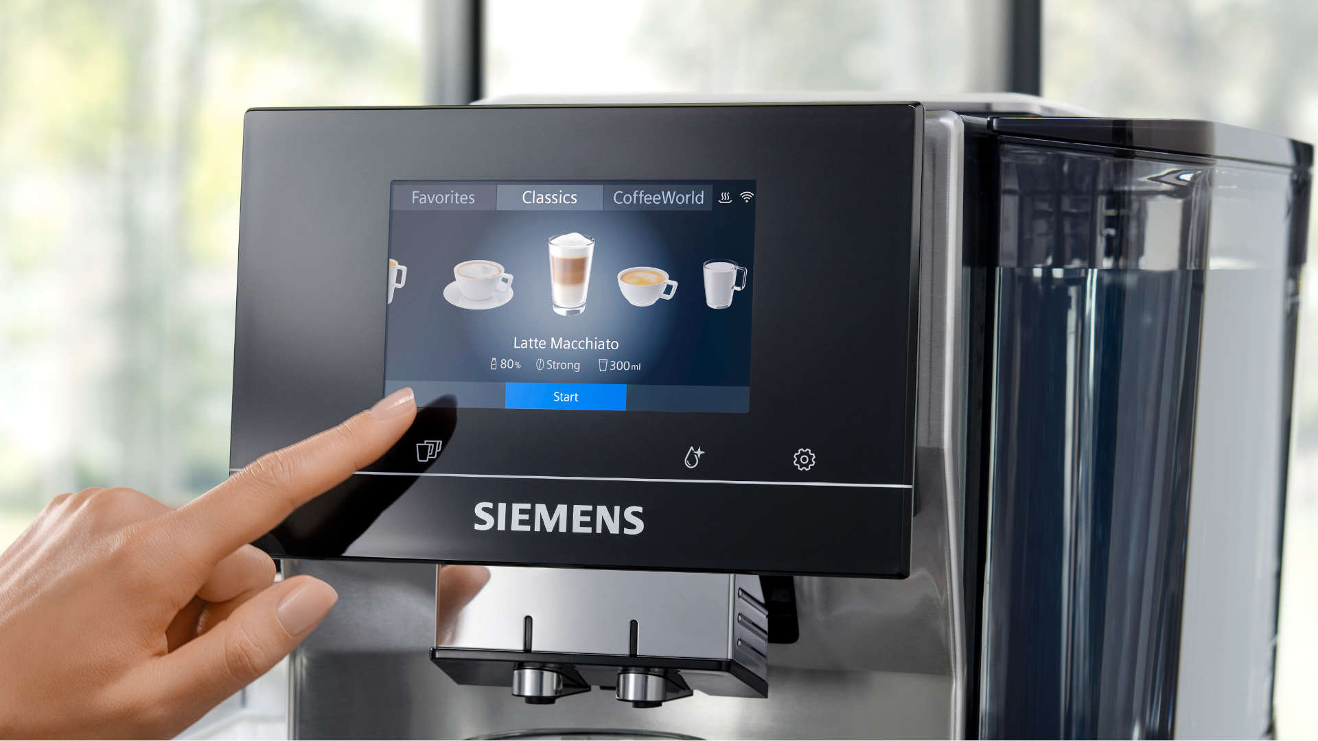 Een vinger tikt op het scherm van een Siemens koffiemachine, met opties voor latte macchiato.