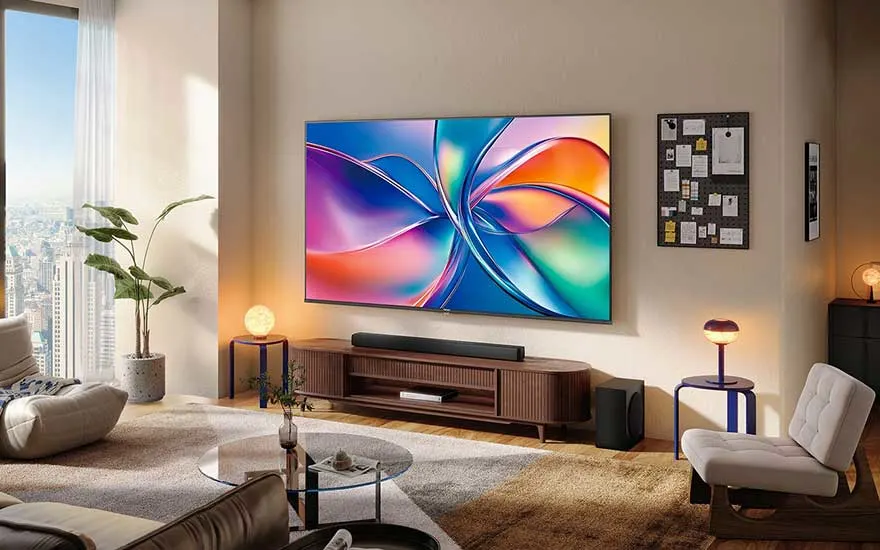 Een moderne woonkamer met grote ramen en een opvallende, felle tv, toont abstracte lijnen, sfeervol verlicht door tafellampen.